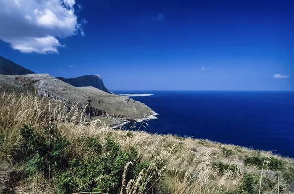 Сицилийское скалистое побережье возле Сан-Вито-Ло-Капо — стоковое фото