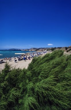 Güverte sandalyeleri sahilde.