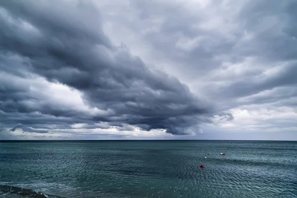 Zee in een stormachtige dag — Stockfoto
