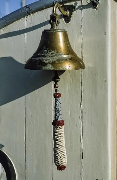 Campana originale in ottone su una vecchia barca a vela — Foto Stock