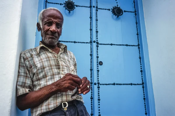 Homem tunisino na frente da porta — Fotografia de Stock