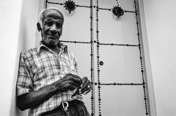 Homem tunisino na frente da porta — Fotografia de Stock