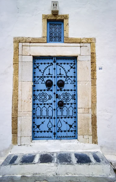 Típica puerta delantera de madera tunisiana — Foto de Stock