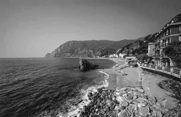 Le Cinque Terre, insanlar sahilde — Stok fotoğraf