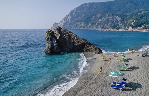 Le Cinque Terre, people on the beach — Stock Photo, Image