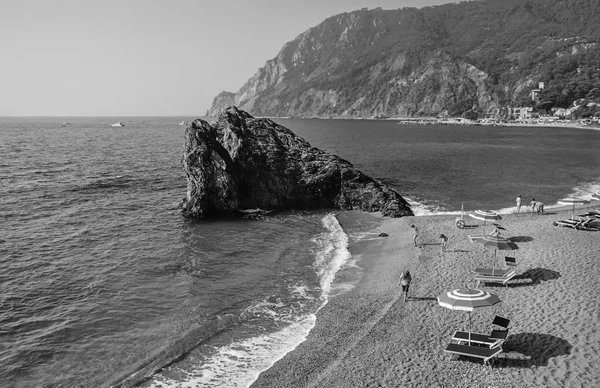 Le Cinque Terre, people on the beach — Stock Photo, Image