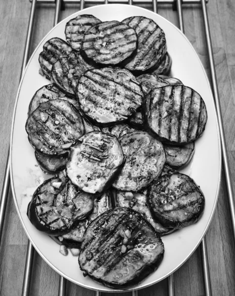 Grillad aubergine på träbord — Stockfoto