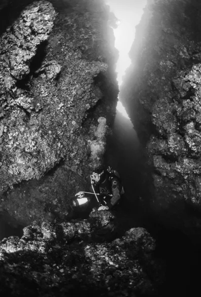 Taucher in einer Höhle — Stockfoto