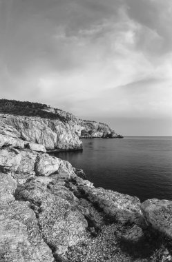 San Domino Adası'nın kayalık sahil