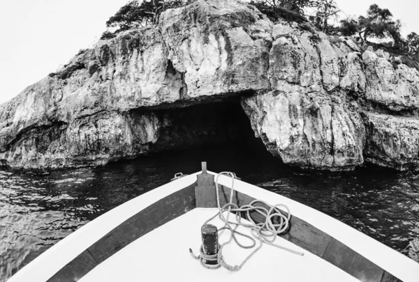 岩石の多い海岸の洞窟 — ストック写真