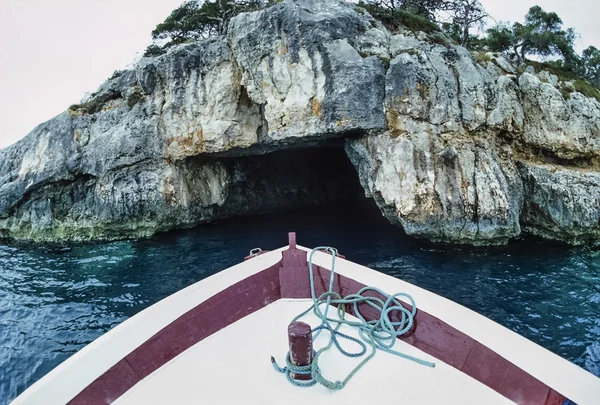 A cave in the rocky coast — Stock Photo, Image