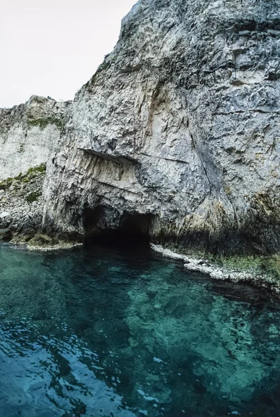 Uma caverna na costa rochosa — Fotografia de Stock