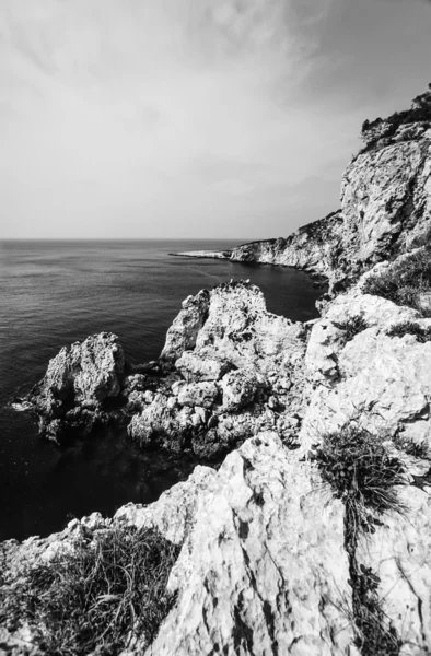 San Domino island's rocky coast — Stock Photo, Image