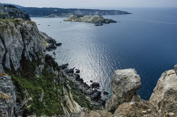 Côte rocheuse de l'île de San Domino — Photo