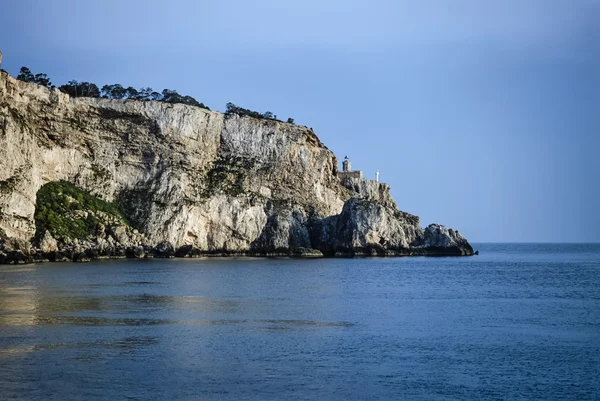 Скалистое побережье с маяком — стоковое фото