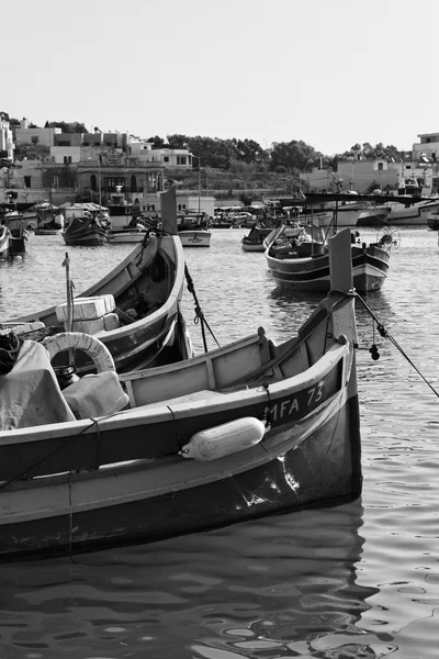 Barcos de pesca de madeira no porto — Fotografia de Stock