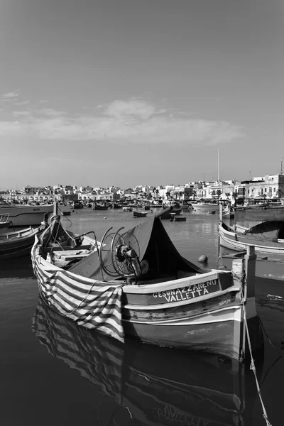 Barche da pesca in legno nel porto — Foto Stock