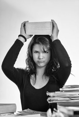 Kız öğrenci ödev tarafından vurguladı