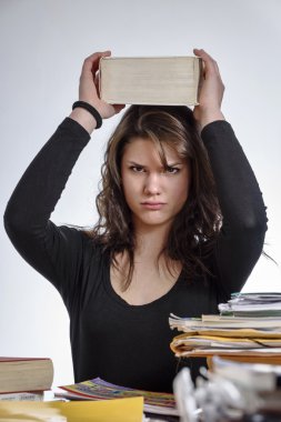 Kız öğrenci ödev tarafından vurguladı