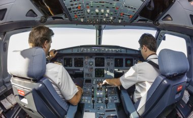 Kokpit içinde iki pilot