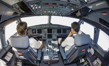 Kokpit içinde iki pilot