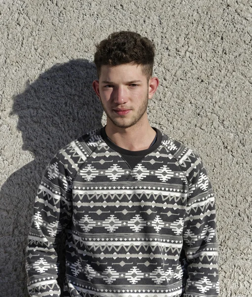 Man leaning on concrete wall — Stock Photo, Image