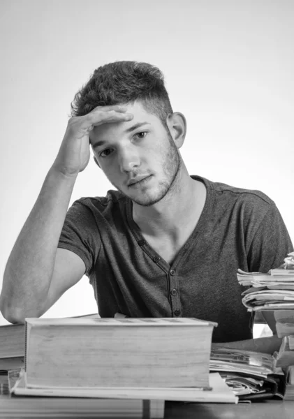 Étudiant stressé par les devoirs scolaires — Photo