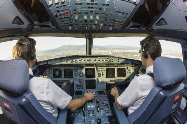 Två piloter i cockpit — Stockfoto