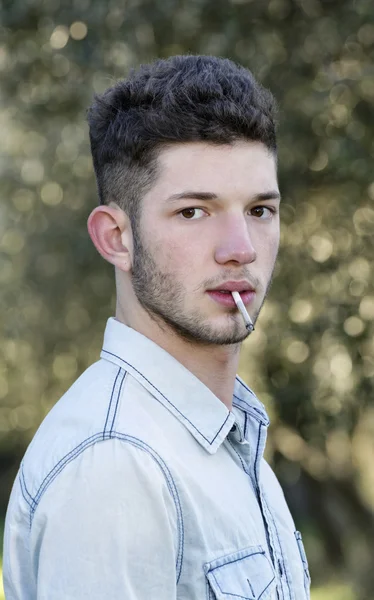 Erkek genç portre Sigara — Stok fotoğraf