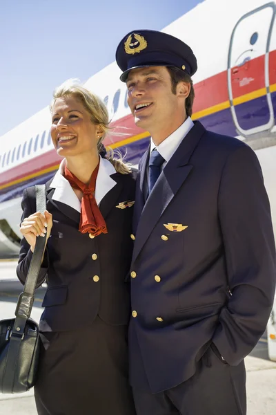 Vlucht assistenten in de buurt van een vliegtuig — Stockfoto