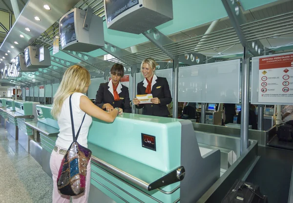 Стойка регистрации в аэропорту — стоковое фото