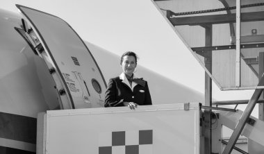 Bir uçağa binmeden uçuş hostesi