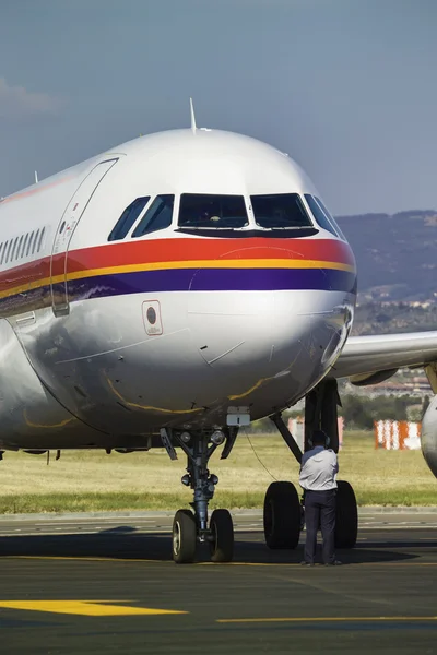 Airplane on the runway — Stock Photo, Image