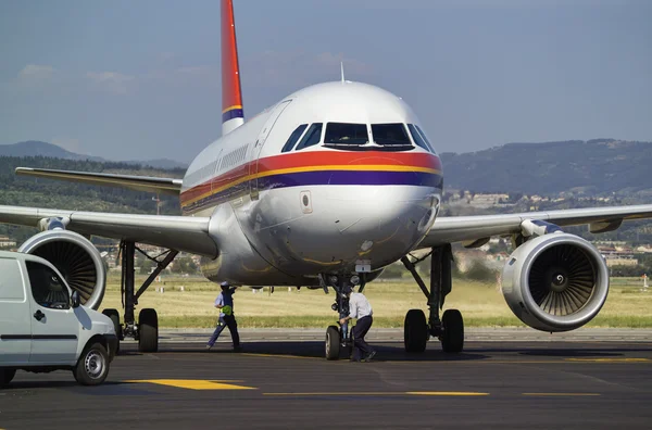 Avião na pista — Fotografia de Stock