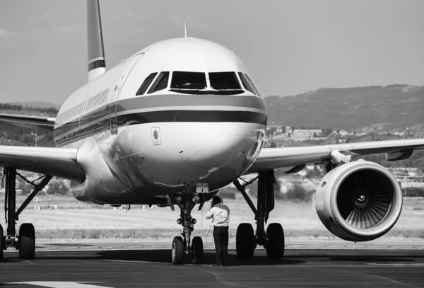 Airplane on the runway — Stock Photo, Image