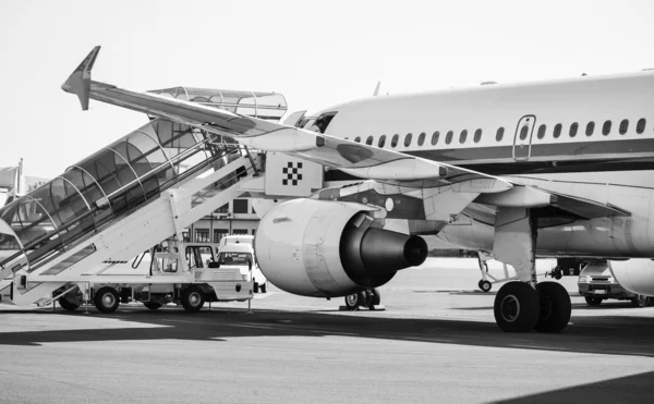 Avión en la pista — Foto de Stock