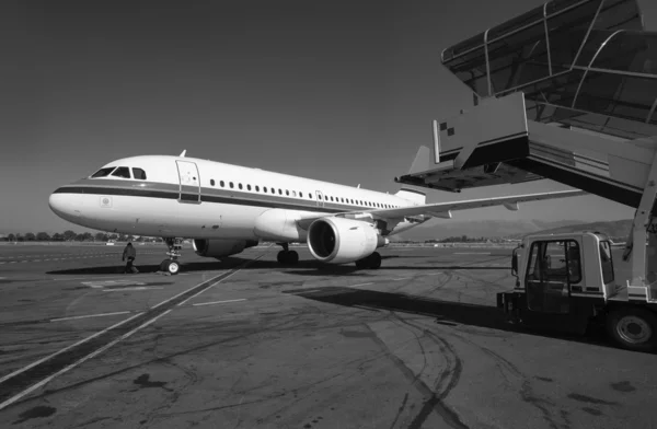 Airplane on the runway — Stock Photo, Image