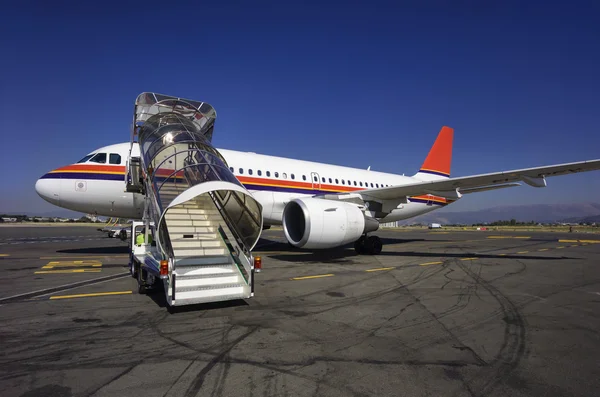 Airplane on the runway — Stock Photo, Image