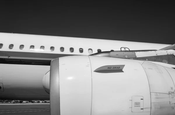 Airplane on the runway — Stock Photo, Image