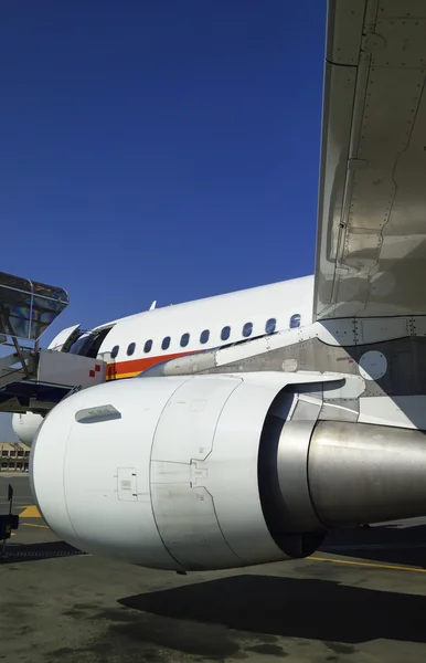 Airplane on the runway — Stock Photo, Image