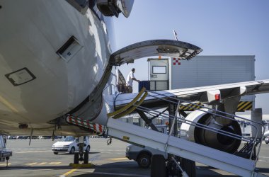 Uçak piste yükleniyor