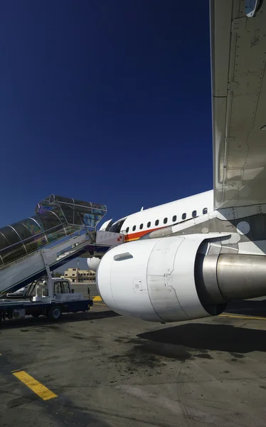 Airplane on the runway — Stock Photo, Image