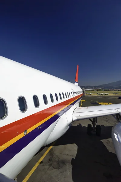 Avión en la pista —  Fotos de Stock