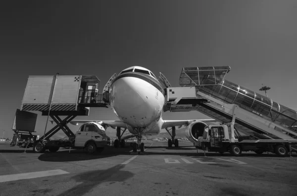 Airplane on the runway — Stock Photo, Image