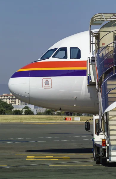 Airplane on the runway — Stock Photo, Image