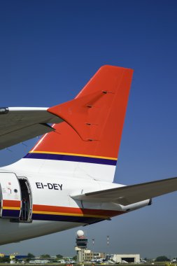 Uçak pist ve uçuş kontrol kulesi üzerinde