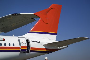 Uçak pist ve uçuş kontrol kulesi üzerinde