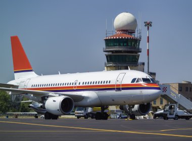 Pist ve uçuş kontrol kulesi uçaklarda