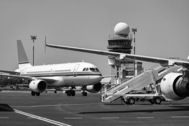 Pist ve uçuş kontrol kulesi uçaklarda