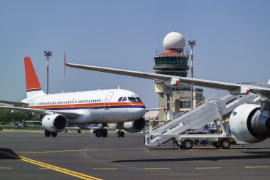 Pist ve uçuş kontrol kulesi uçaklarda